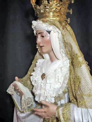 . La Esperanza deAlcalá del Río luce de blanco durante el tiempo estival, fiel a su secular tradición devocional 