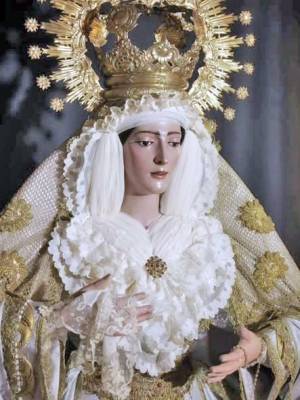 María Santísima de la Esperanza, ataviada para el tiempo estival 