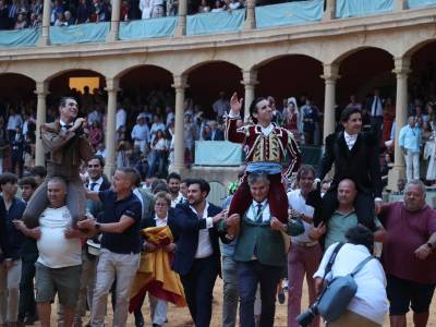 Diego Ventura, Manzanares y Juan Ortega salen a hombros en una Goyesca para el recuerdo 