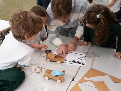 Turbinas y baterías de cartón para el aula: vuelve Endesa Educa Digital a los colegios andaluces