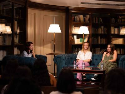 'La biblioteca de los amores imposibles' llena la Sala Literaria Bécquer y convierte la Fundación Cajasol en punto de encuentro para jóvenes lectores