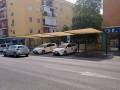 El Ayuntamiento instala toldos en la parada de taxis del hospital Virgen del Rocío, las primeras de toda la ciudad
