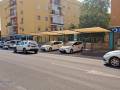 Sevilla mejora la parada de taxis del Hospital Virgen del Rocío con nuevos elementos de protección frente al sol 