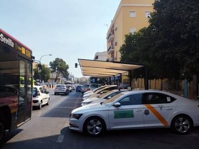 El Ayuntamiento instala toldos en la parada de taxis del hospital Virgen del Rocío, las primeras de toda la ciudad