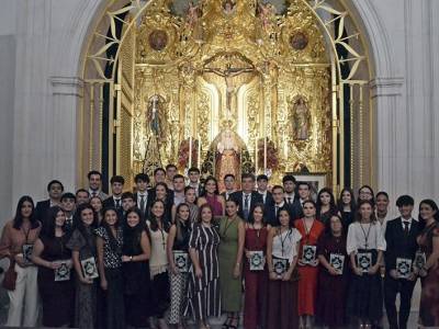 La Capilla de San Gregorio acoge los solemnes cultos de acción de gracias en honor de la Madre de Dios y Reina de Alcalá del Río, en una efeméride que aúna historia, patrimonio artístico y devoción mariana.