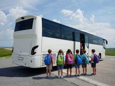 Un autobús de transporte escolar.