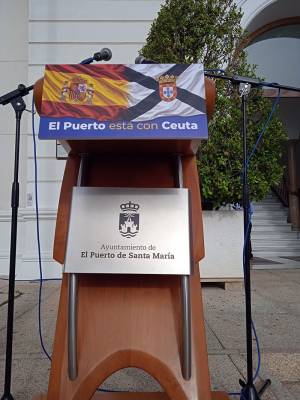 El Puerto de Santa María conmemora la Fiesta Nacional con un solemne homenaje a la bandera y a los caídos
