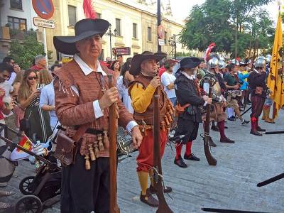 El Tercio de Olivares reivindica la Hispanidad con un solemne desfile por el centro de Sevilla