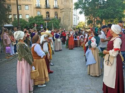 El Tercio de Olivares reivindica la Hispanidad con un solemne desfile por el centro de Sevilla