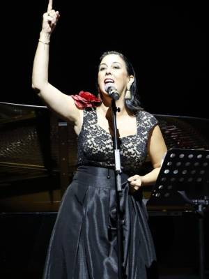 Lleno y rotundo éxito en el Teatro de la Fundación Cajasol en la presentación del libro Quinterianos, homenaje a Jesús Quintero.