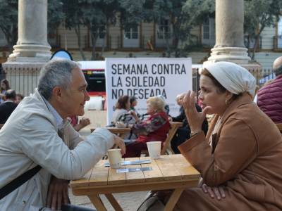 Conversación en una de las mesas de «Plazas contra la soledad», en la Alameda de Hércules.