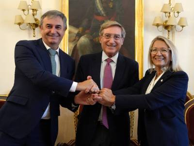 Representantes de la Autoridad Portuaria de Sevilla, Endesa y la Zona Franca tras la presentación del acuerdo.