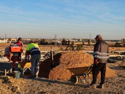 Operarios trabajando en el parque.