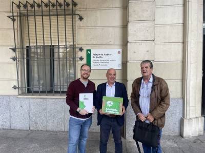 Ignacio Vicente, Luis de los Santos, candidato al Congreso por Sevilla, y Nacho Molina, ante el Palacio de Justicia de Sevilla.
