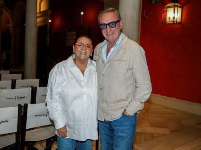 María del Monte se abre en Sevilla: "Si el corazón se equivoca, se le perdona", presentado por Csrlos Herrera y con la asistencia de su mujer Inma Casal.