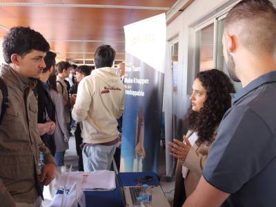 Estudiantes con representantes de empresas tecnológicas durante las jornadas.