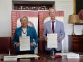 Carmen Vargas y Francisco Jiménez muestran el convenio firmado.