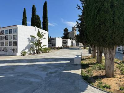 Una de las calles del Cementerio Municipal de Utrera