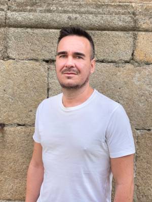 El poeta sevillano David J. Calzado, ganador del II Premio de Poesía «Julio Mariscal»